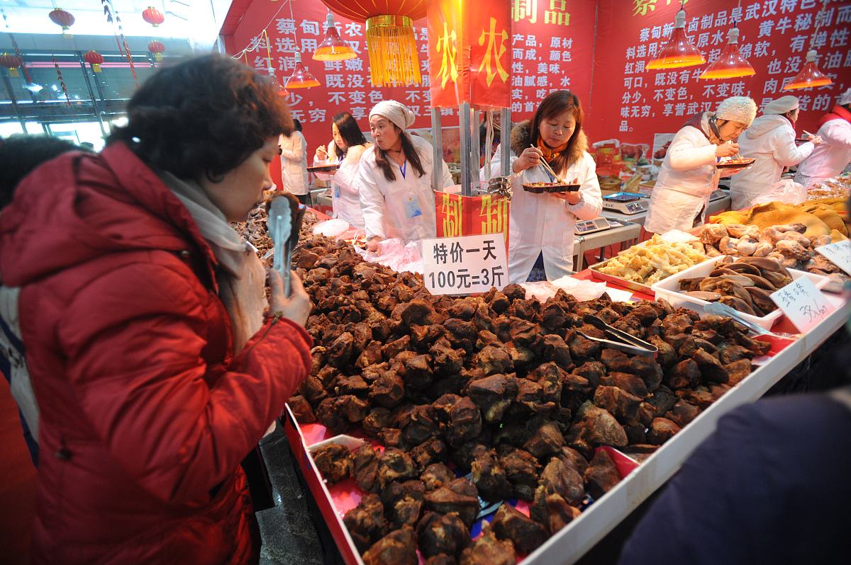 2018年2月3日,武汉,第30届武汉商业吃穿用大联展开幕,全国各地精品特