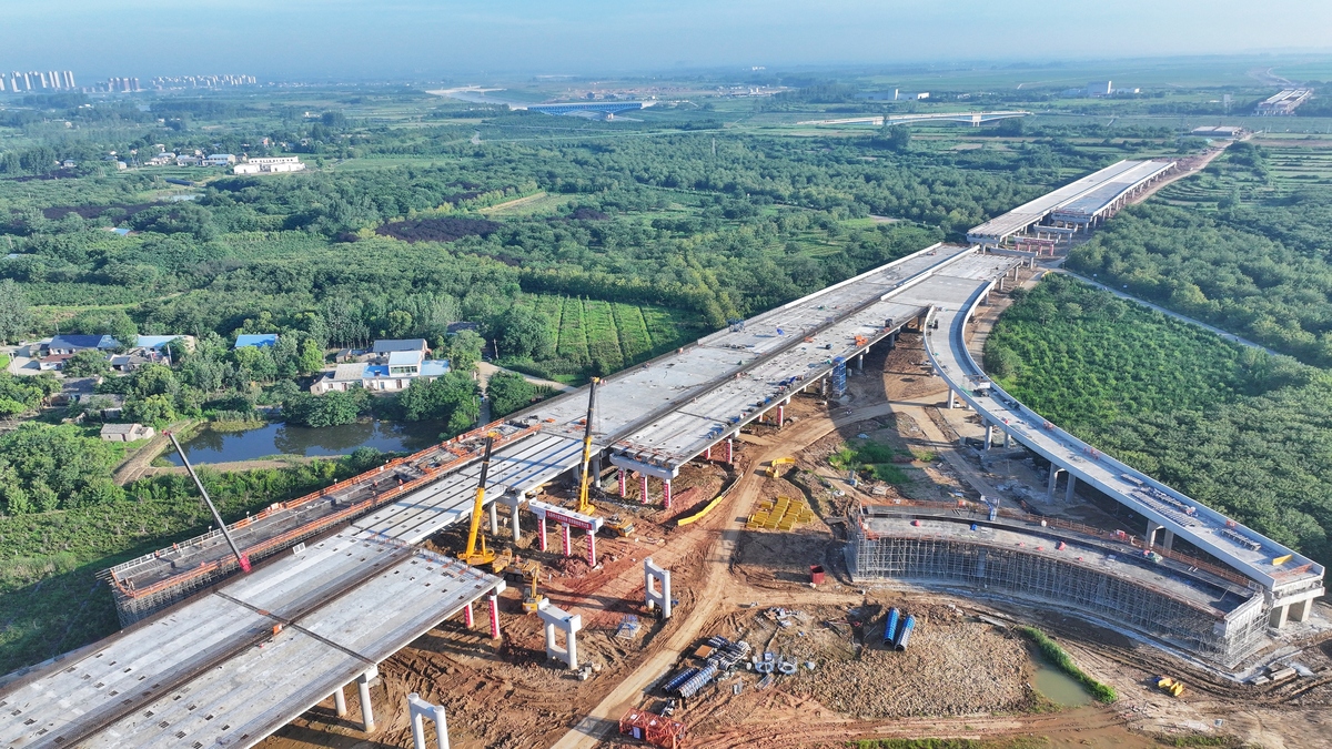 施工现场忙碌 淮北高铁紧张施工中