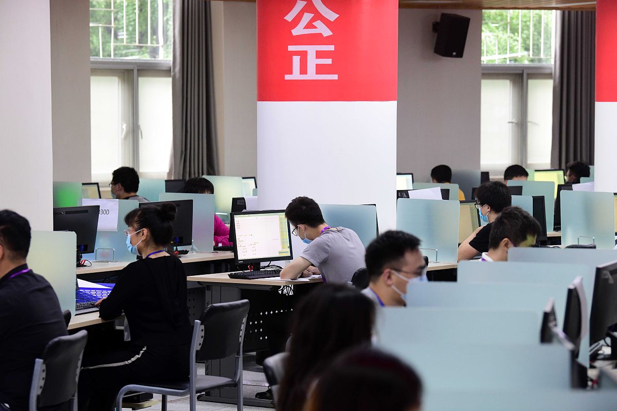 自己是陕西晟伟工贸有限公司办公室职员岗位的实习生实习中主要负责收发办办公室文件重点写自己参与发办办公室文件、文件归档、找领导签字等中干了什么工作和做了什么不少于500字。