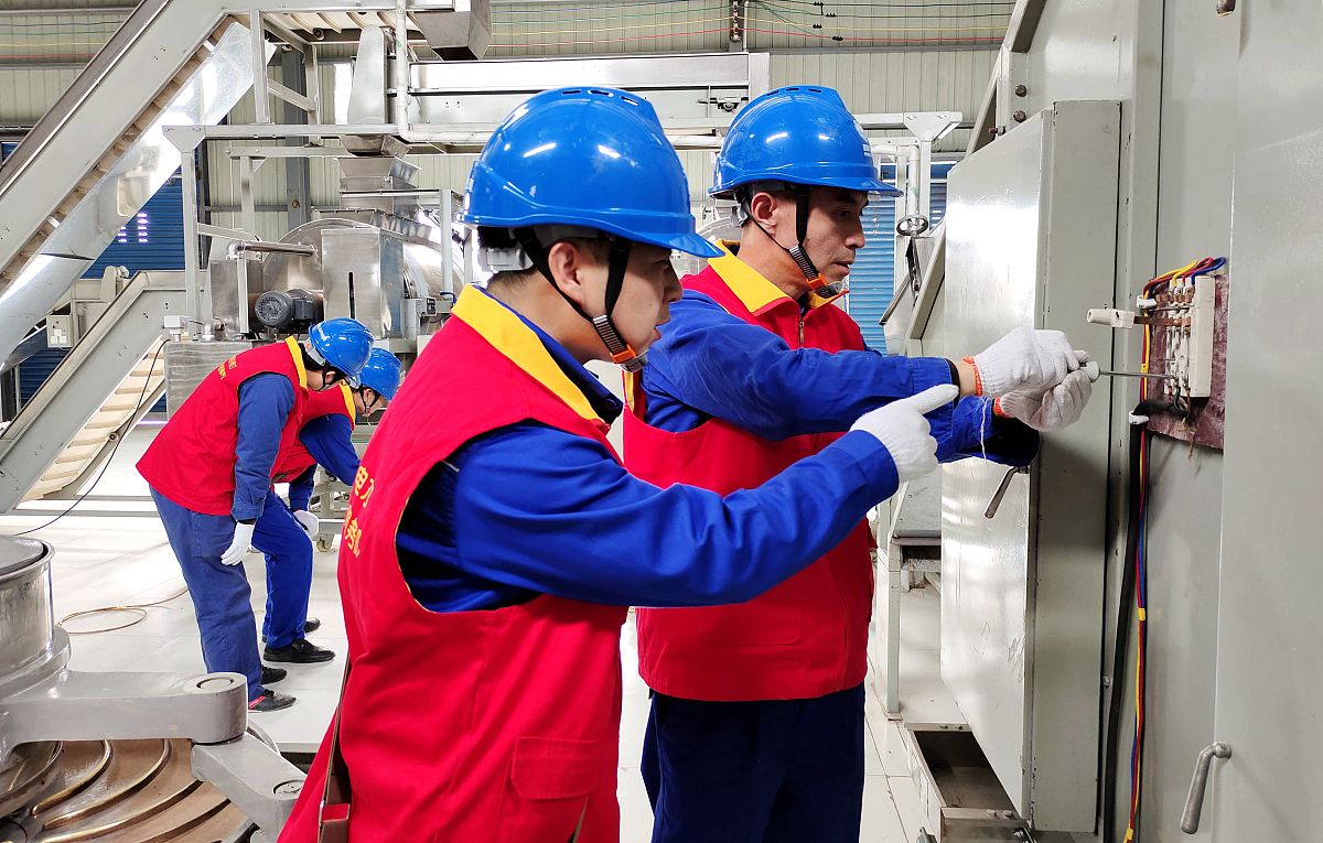 请对《中化企业电力维修中的安全问题及对策 》的提纲进行写作围绕现状-存在问题-原因分析-对策的思路来写保证其内容合理性和逻辑性不要乱写：