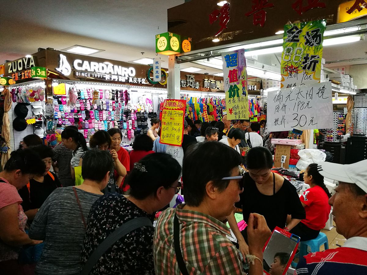2017年9月11日,北京,天意小商品批发市场内人头攒动.