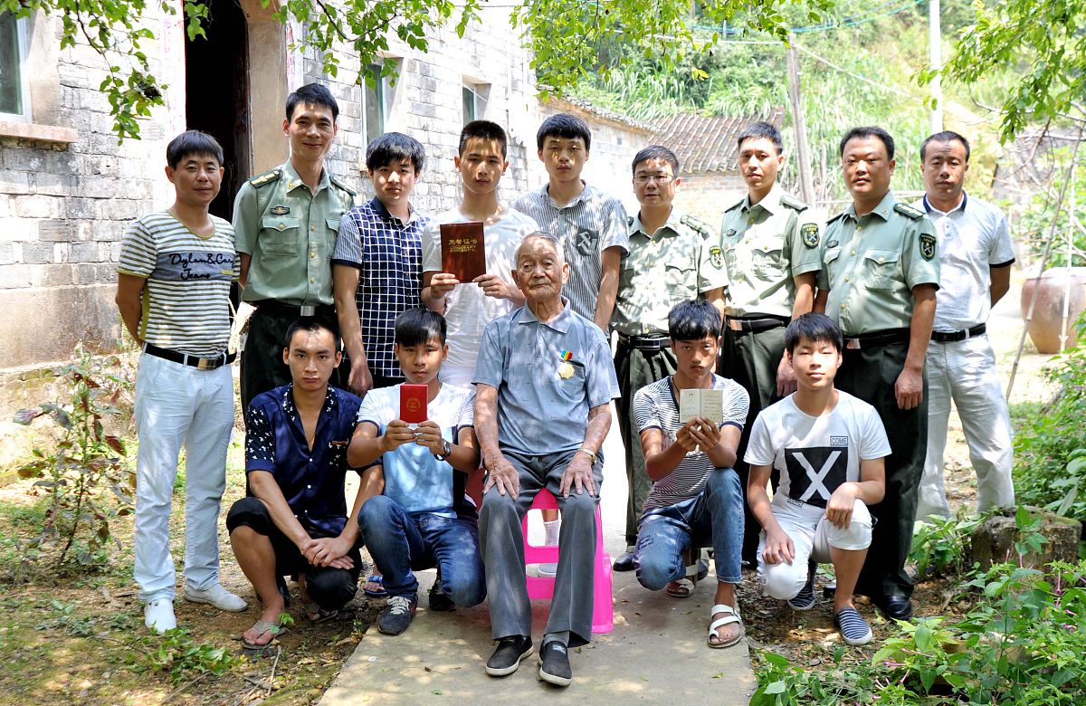 对于恶搞英雄的网络现象和对于什么是英雄的定义理解写一篇800字的演讲稿开头要有深度