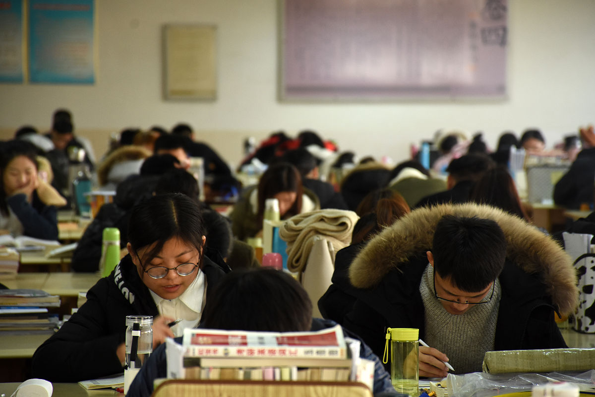 2017年11月30日,在山东聊城大学图书馆内,考研族正在备考,奋战.