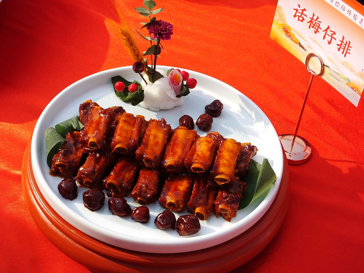 2022年1月1日,湖北宜昌市在夷陵广场上举办西陵味道美食大赛,美味佳肴