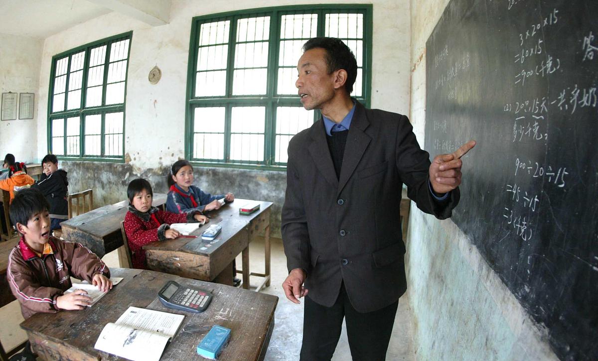 关于乡村教育发展的访谈主题有哪些？并给出相关访谈提纲