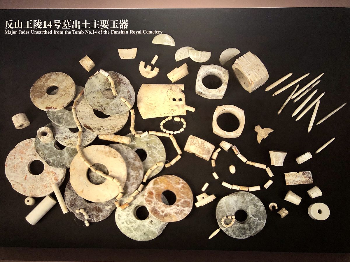 新石器时代人类发明了农业开始使用陶器。