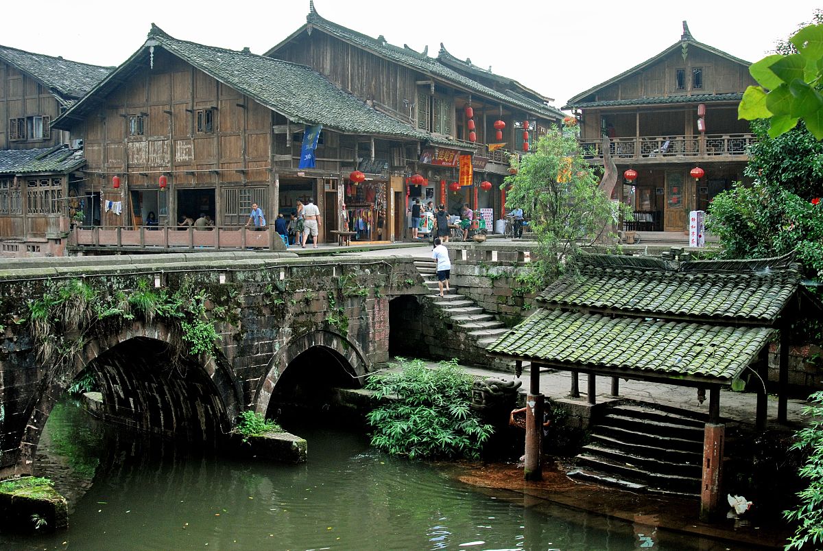 使用旅游博主是口吻从景点、人文、地理、经历等各方面标题：探访中国古镇：走进世外桃源的感受