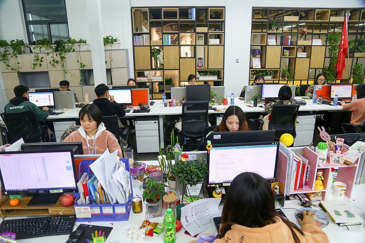 中国电科员工因为清明节加班怒怼领导引发热议。如果你是一位专家学者情分析下在如今加班文化盛行的职场加班最早起源于哪里？加班的后背是什么样的原因？为什么大家都讨厌加班呢？大家讨厌加班的原因在哪里？为什么有的人反而不拒绝加班呢？中国职场关于加班的数据统计是什么样的具体分析下背后反映的现象和心理反映。对于加班文化有什么样的意见和建议从个人企业和社会、法律角度分别给出建议。写一篇通俗易懂的文章并且加一些现实