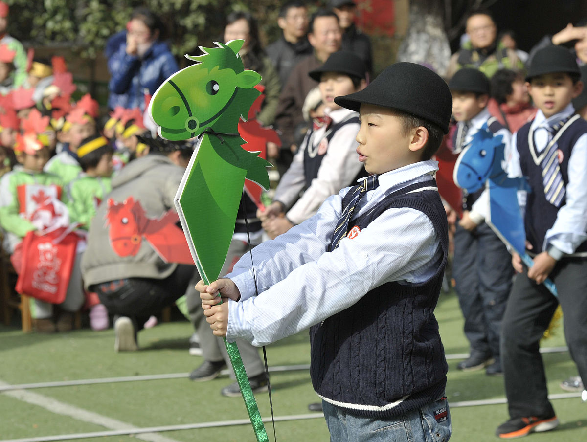 该生遵守校规班规思想状况健康具有正确的人生观、价值观和世界观。他能够正确处理人际关系具有较强的团结协作的精神还具有较强的组织能力和沟通能力。他能够在日常学习和生活中保持良好的心态自我调节保持积极向上的精神状态。学习态度积极认真能够自主学习和掌握知识。他身为班级的生活委员工作积极投入细致认真为班级建设做出了突出的贡献。与同学和睦相处积极参与社会实践和志愿服务等活动具有较强的社会责任感和公益意识。改写