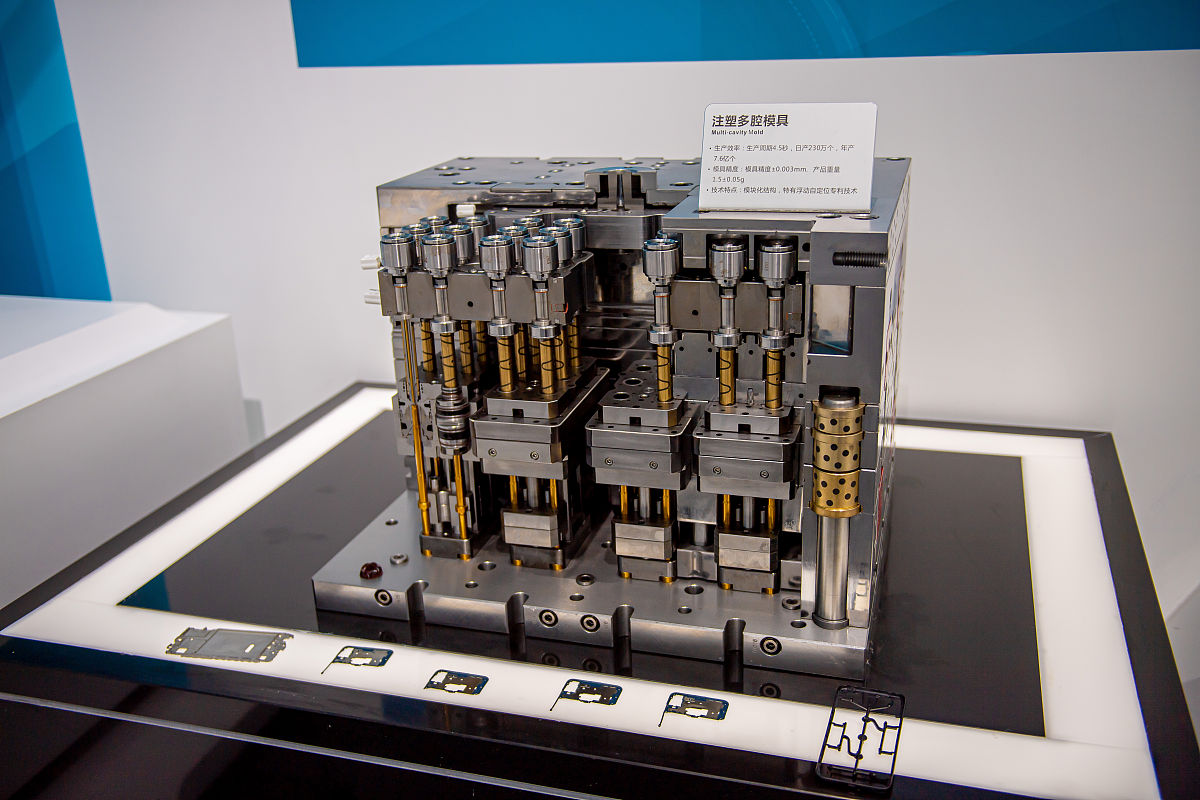 模具结构分类：开式、封闭、压铸、注塑、吹塑