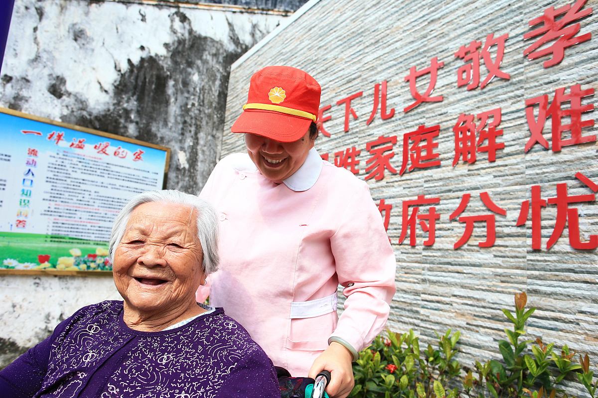 地铁车站敬老爱老重阳节主题活动策划方案 准备礼品有帆布包和卡套