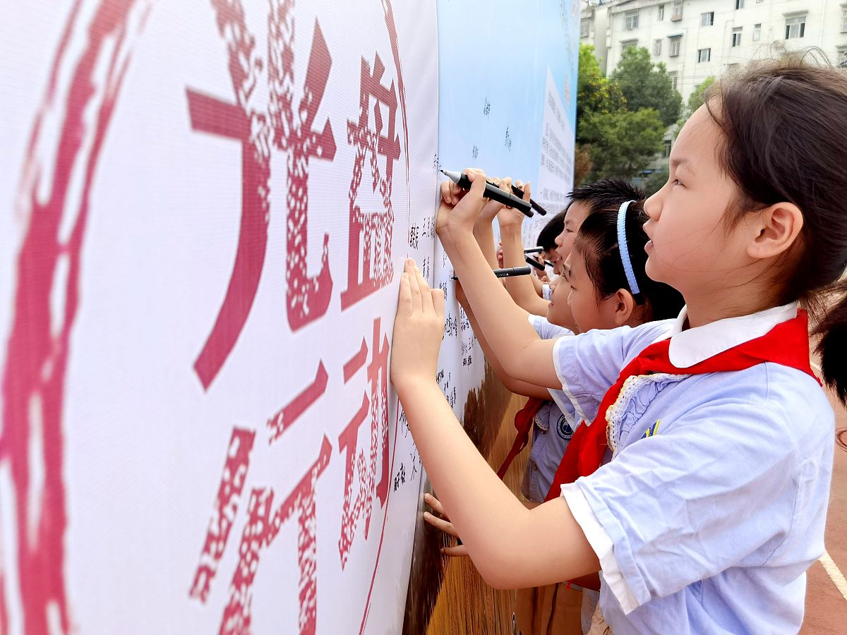 习近平总书记一直提倡厉行节约反对浪费的社会风尚多次强调要制止餐饮浪费行为。请以此为主题写一封节约粮食反对浪费的倡议书。要点如下 1争做爱粮节粮的倡导者。2爱粮节粮的具体措施。注意1参考词汇厉行节俭反对浪费practice strict economy and combat waste2字数要求120字左右