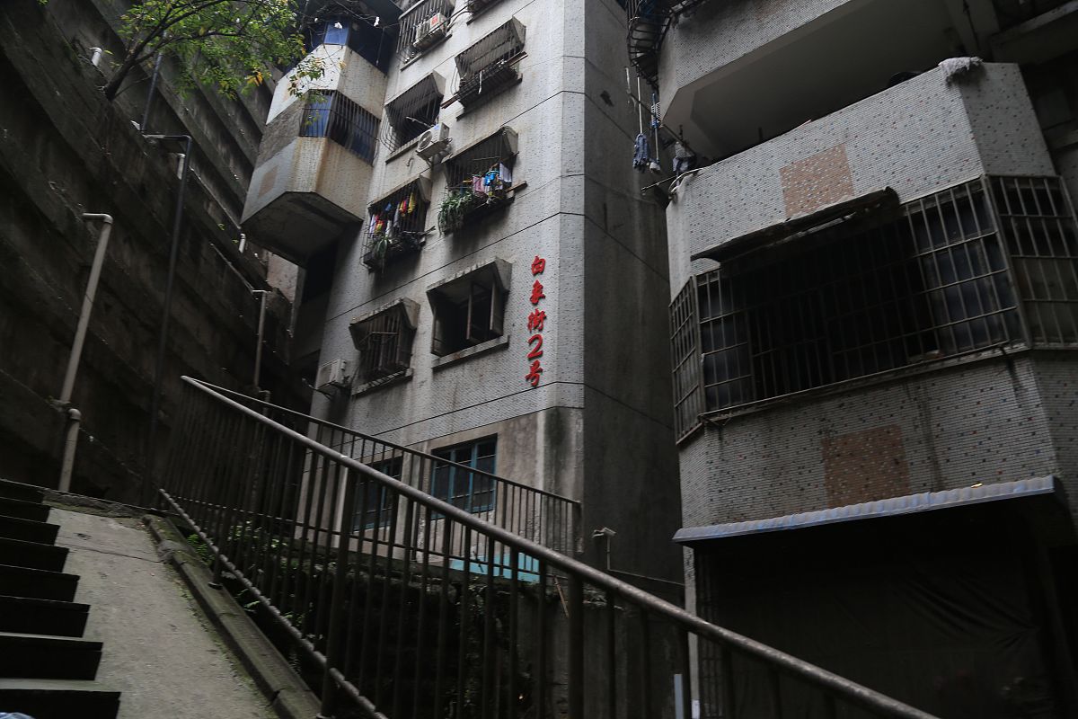郑州市二七区大学中路51号院拆迁吗用250字帮我详细描述