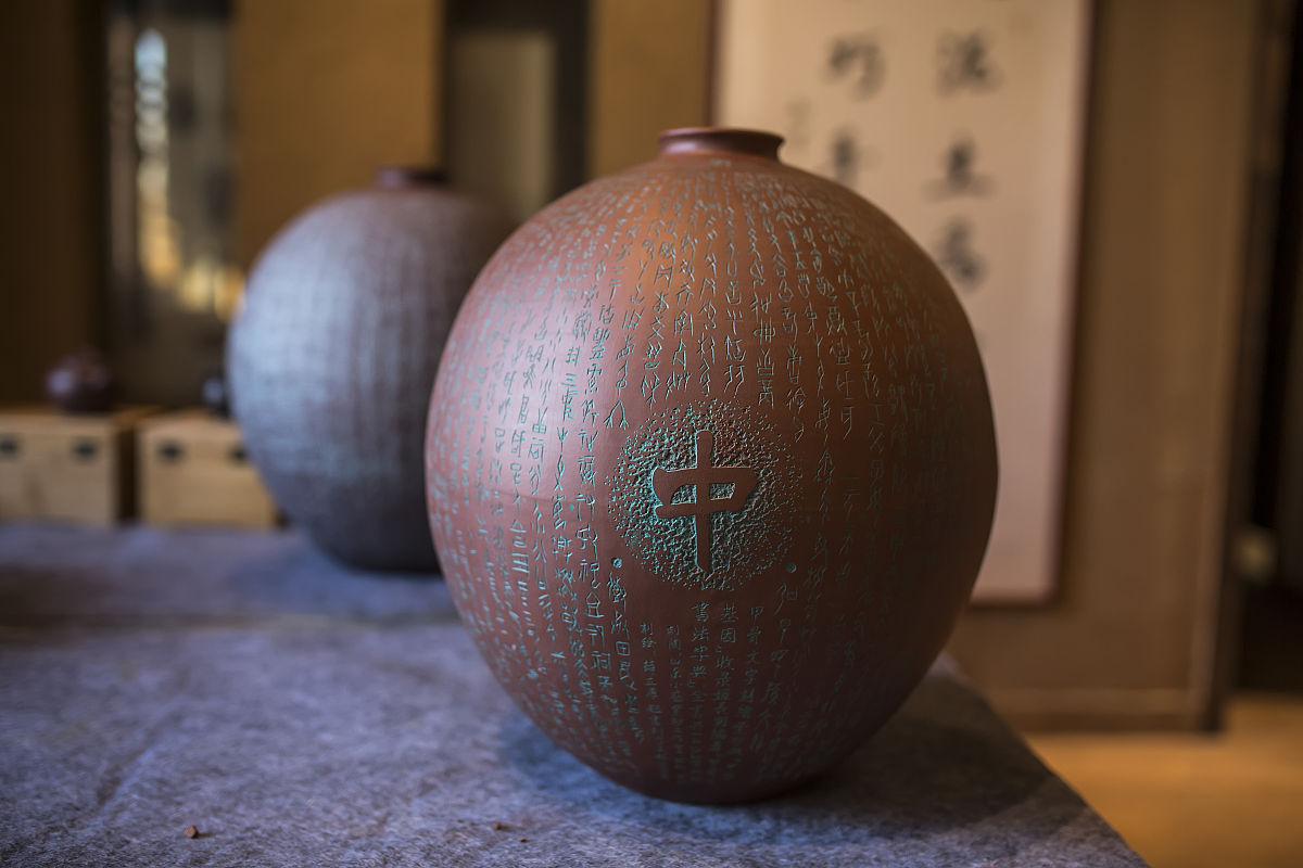 2019年3月13日,山东滨州,王超用时5个月创作了两个中华基因紫砂瓶,刻