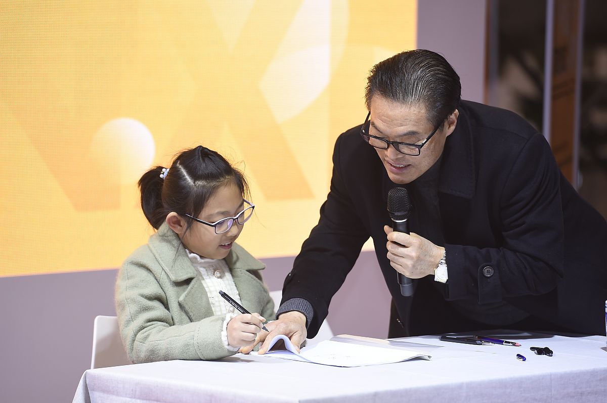 (如需下载使用,请务必署名红星新闻 王欢/视觉中国,谢谢!)2019年12月1