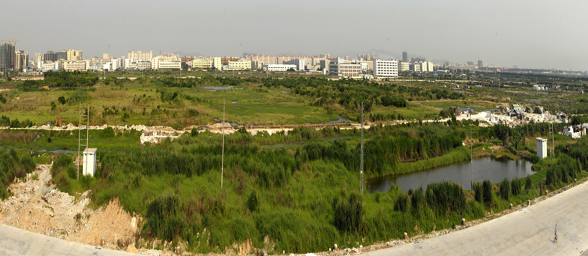 2009年5月2日,广东省东莞市长安镇,中国饰品交易中心开业时周边的空地