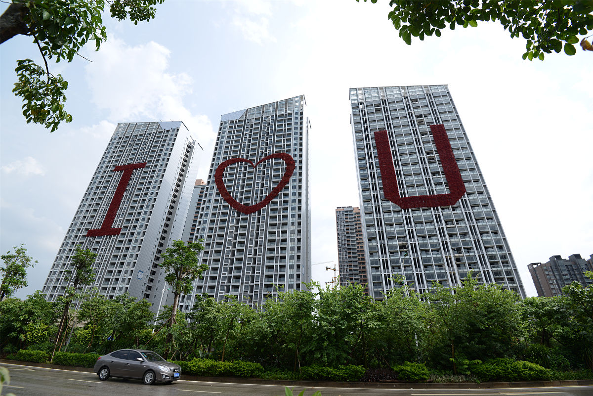 2014年8月7日,广西南宁市,一栋新建的商品大楼惊现巨型"i❤u",