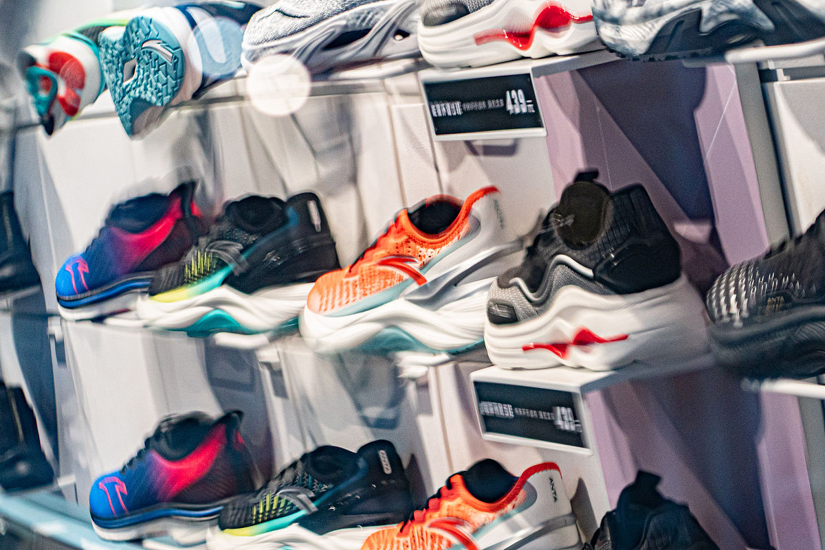 跨境电商运动鞋销售网站 - 运动鞋大促销，低至5折！