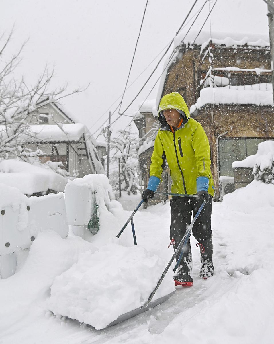 当地时间2020年12月16日,日本东部群马县南上市,民众清理积雪.a man s