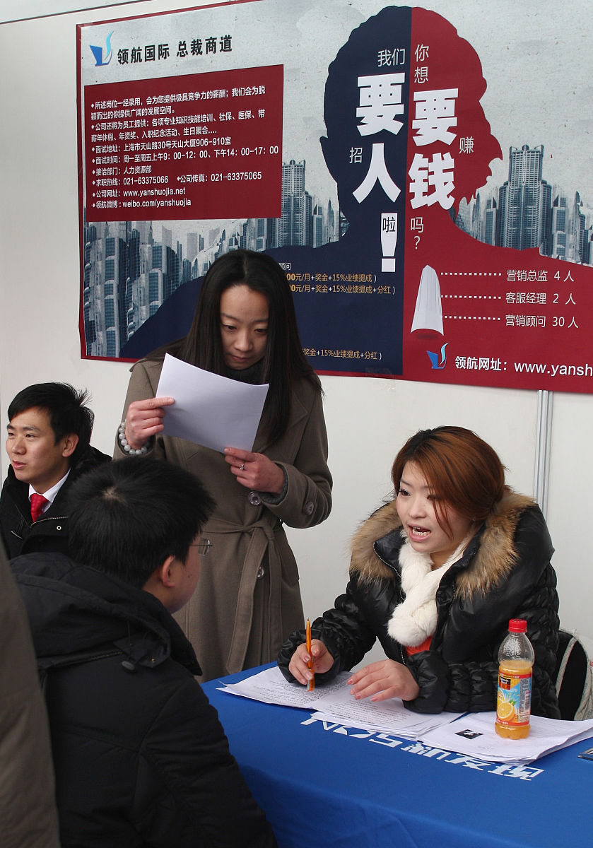 谢方珏肯德基：15月LTO合作常规创意开机OTT以及报了20w小爱资源包进行合作具体单媒体预算还没开始盘下周跟进 24月早餐预计常规合作开屏及早安画报后续开屏份额较难保住客户更倾向于合作头部媒体 34月翅桶及五一桶客户整体预算较少只合作头部媒体不合作厂商 5疯四4-5月继续合作日历位置疯日OTT开机下单保乐力加：1马爹利名士项目全媒体预算缩减与tp沟通争取并保住小米份额下周邀约tp客情沟通 2