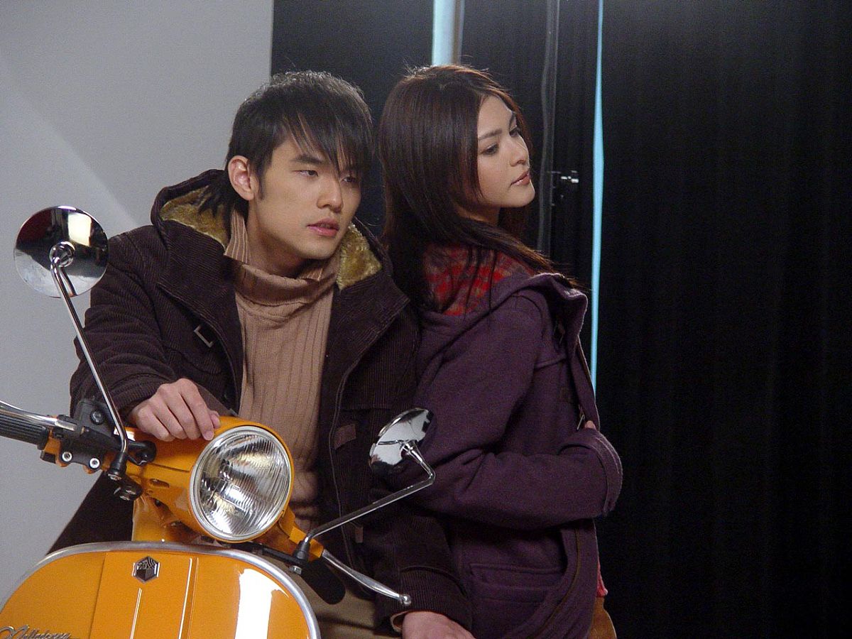 (抱歉,无法提供更大尺寸图片)2004年6月,周杰伦在新西兰为美特斯邦威