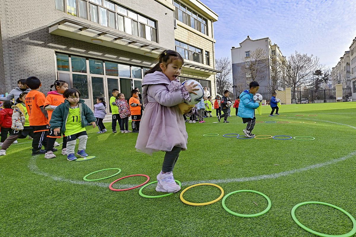 幼儿园绿色草坪游戏大全：玩转户外活动！