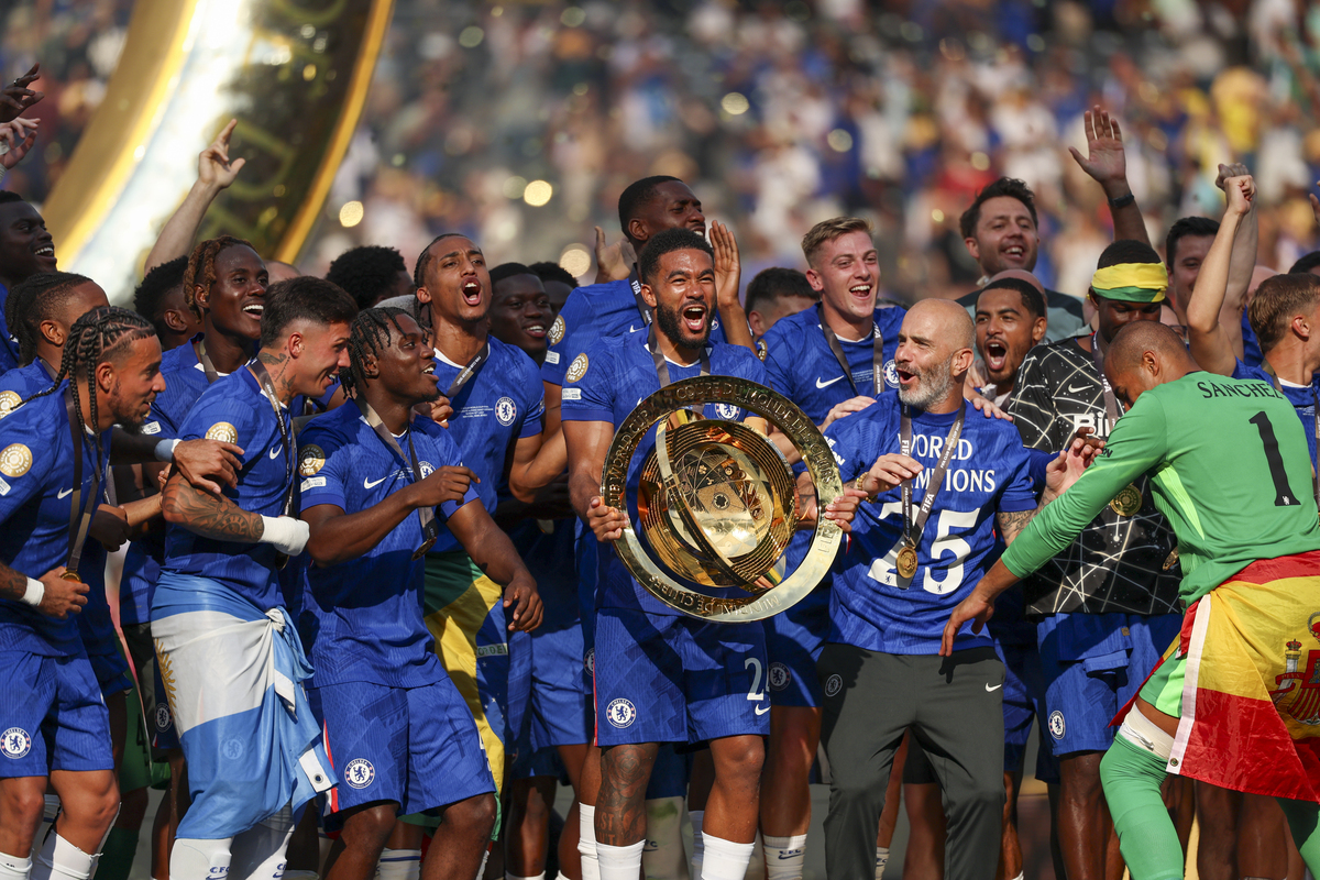 please translate the following English words to Chinese Tottenham Hotspur secured a vital 2-1 victory over Aston Villa to keep their hopes of a top-four finish alive The win was a welcome boost for in