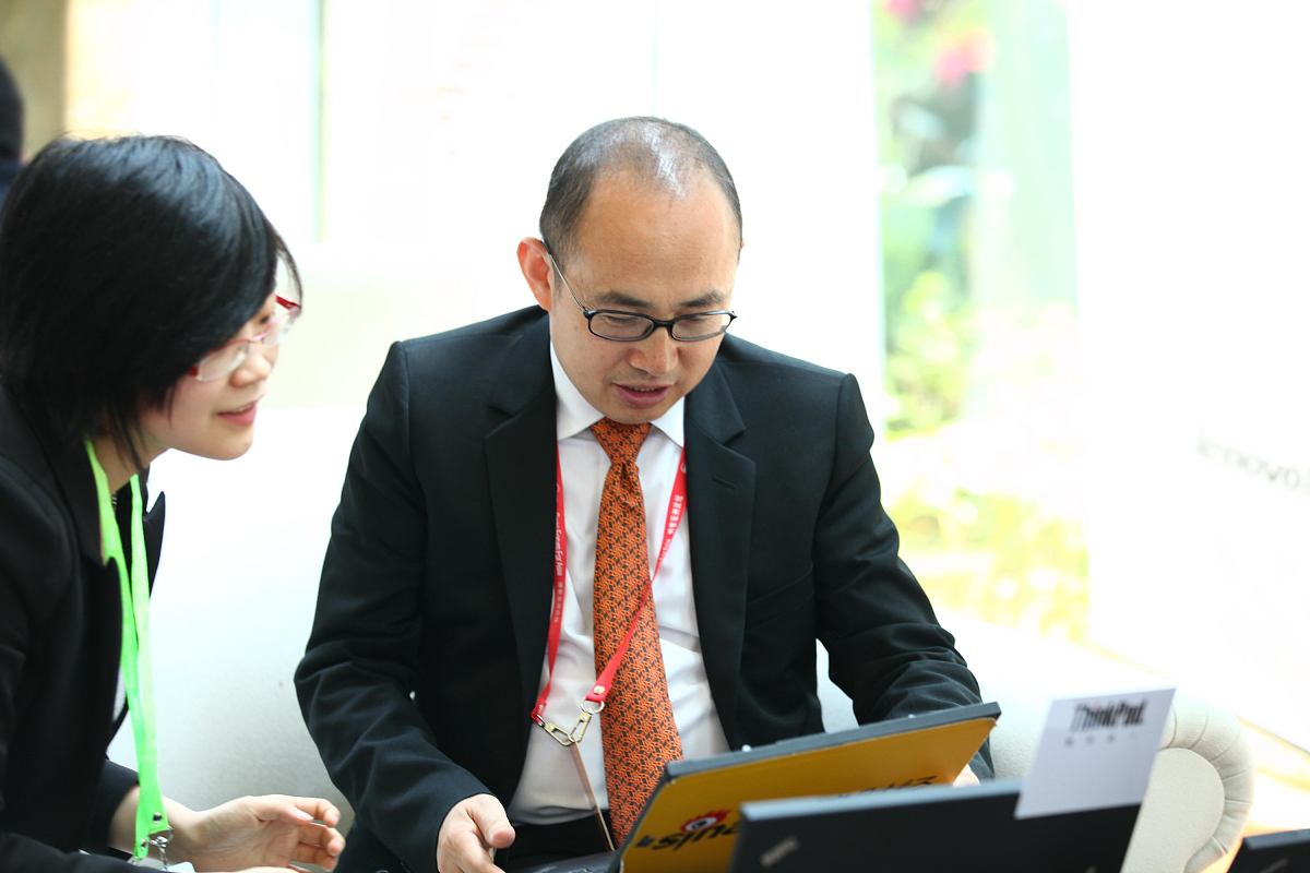 2011年4月15日,海南博鳌,参加博鳌年会的潘石屹背相机,边走路边发微博