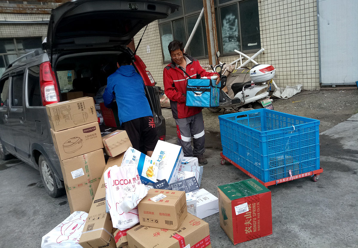 快递公司最繁忙月份派送量 - 至少多少个包裹？