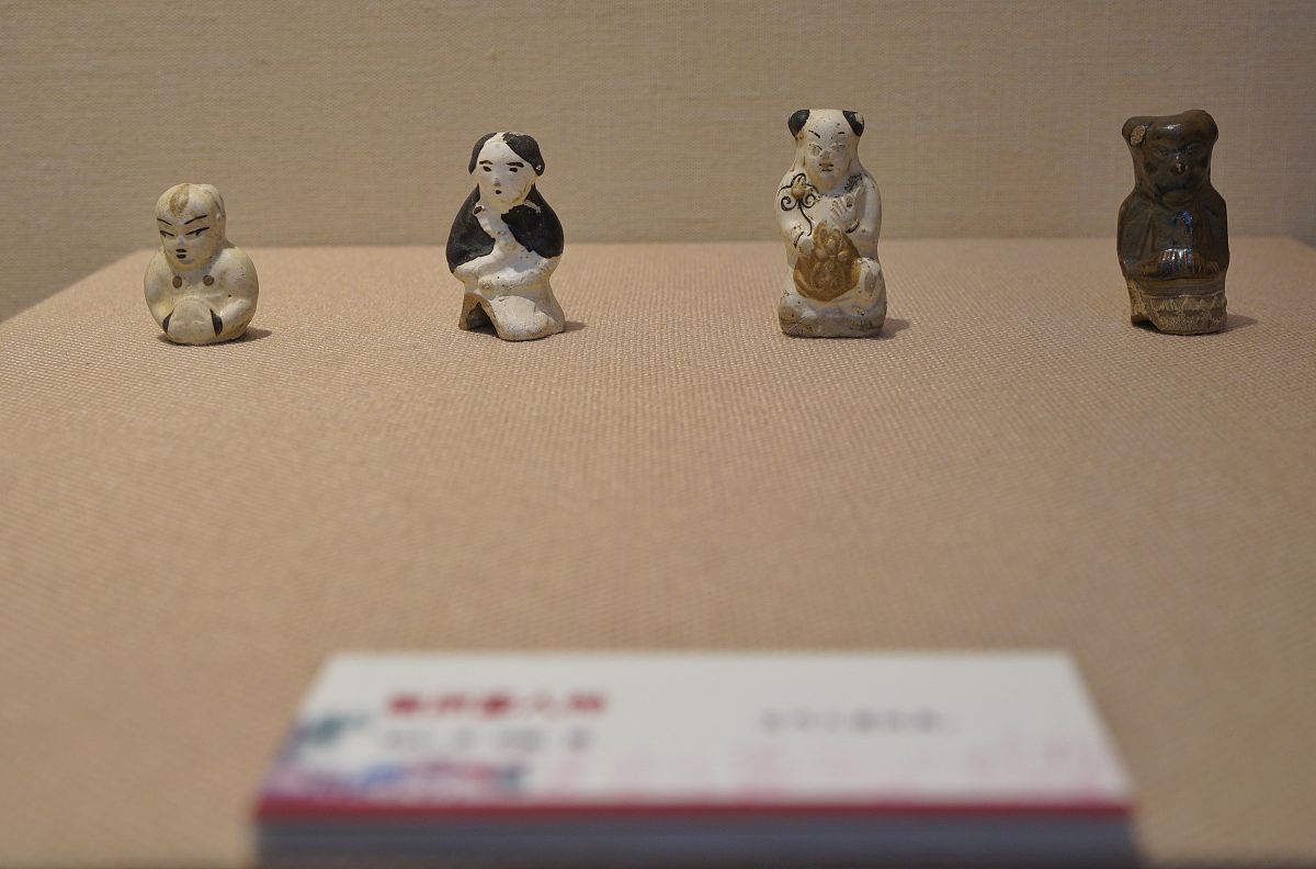 以汉俑为文化设计元素，设计一款玩具产品，实现与人的交互，请问有什么设计思路吗？