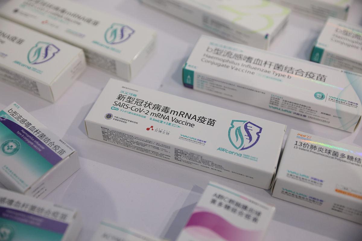 2021年9月26日,北京,科博会上沃森生物展示新型冠状病毒mrna疫苗.