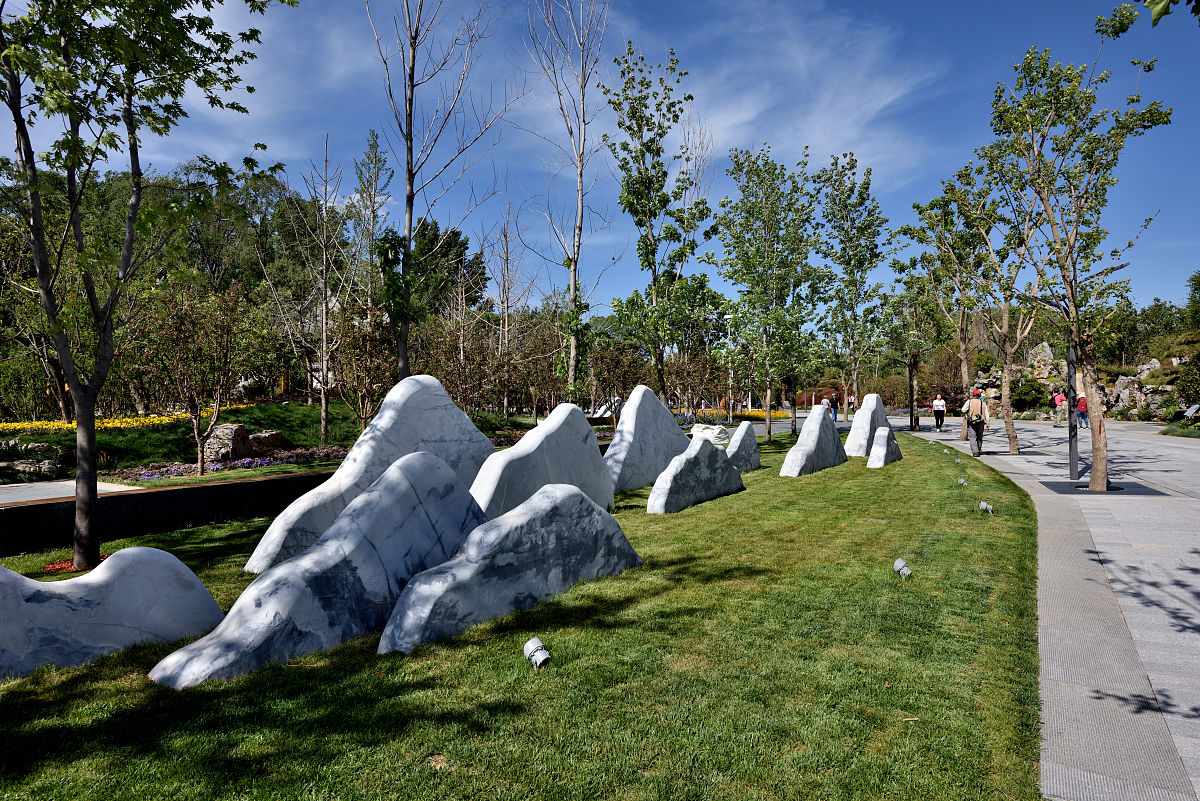 新中式广场设计：以山、水、月为主题的'山水月'广场