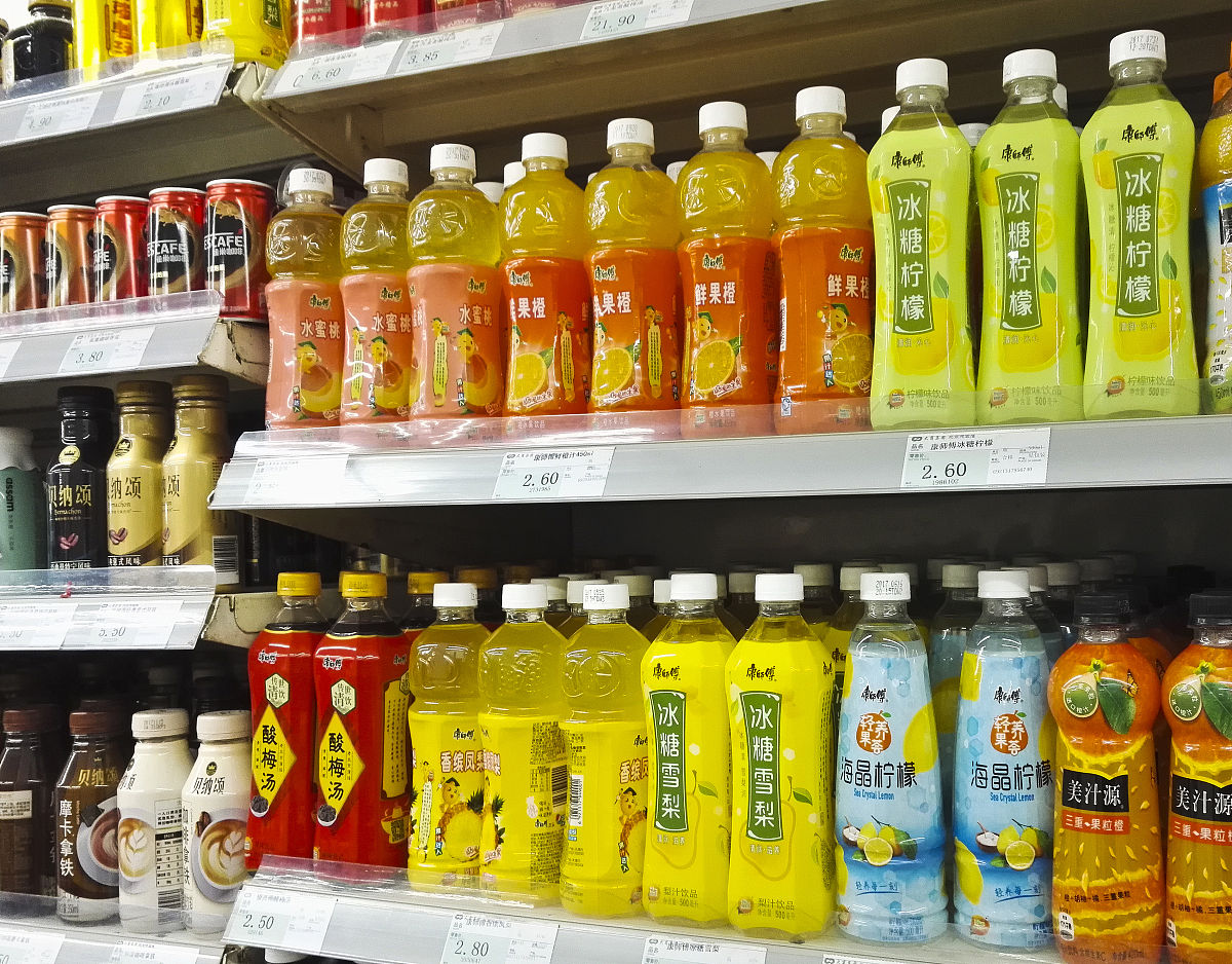 3 城镇化和科技的发展带动了功能性饮料市场的逐年增长和潜力大的提升。4 乐虎品牌与当代年轻人的价值观相契合消费群体庞大、消费能力高填补市场空缺迎合年轻人的饮用习惯。5 国内体育赛事的兴办和全民健康运动的热潮为功能饮料的发展带来新方向而红牛商标纠纷的下滑则为其他功能饮料带来了新转机。6 健康消费和体育消费观念的树立以及消费场景和人群的增多使得功能饮料在整个饮品市场中的地位变得更加重要。为上面的内容进 3 城镇化和科技的发展带动了功能性饮料市场的逐年增长和潜力大的提升。4 乐虎品牌与当代年轻人的价值观相契合消费群体庞大、消费能力高填补市场空缺迎合年轻人的饮用习惯。5 国内体育赛事的兴办和全民健康运动的热潮为功能饮料的发展带来新方向而红牛商标纠纷的下滑则为其他功能饮料带来了新转机。6 健康消费和体育消费观念的树立以及消费场景和人群的增多使得功能饮料在整个饮品市场中的地位变得更加重要。为上面的内容进