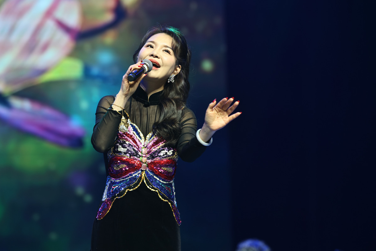 2026年1月16日,江苏南通,杨洁在更俗剧院演唱邓丽君