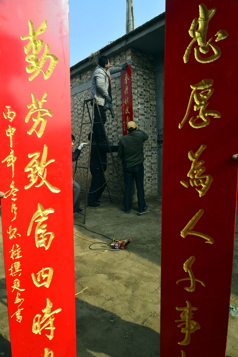 小时失父从湖北随母到贵州长大成人从善寸救贫的人怎么样给他写对联用250字帮我描述