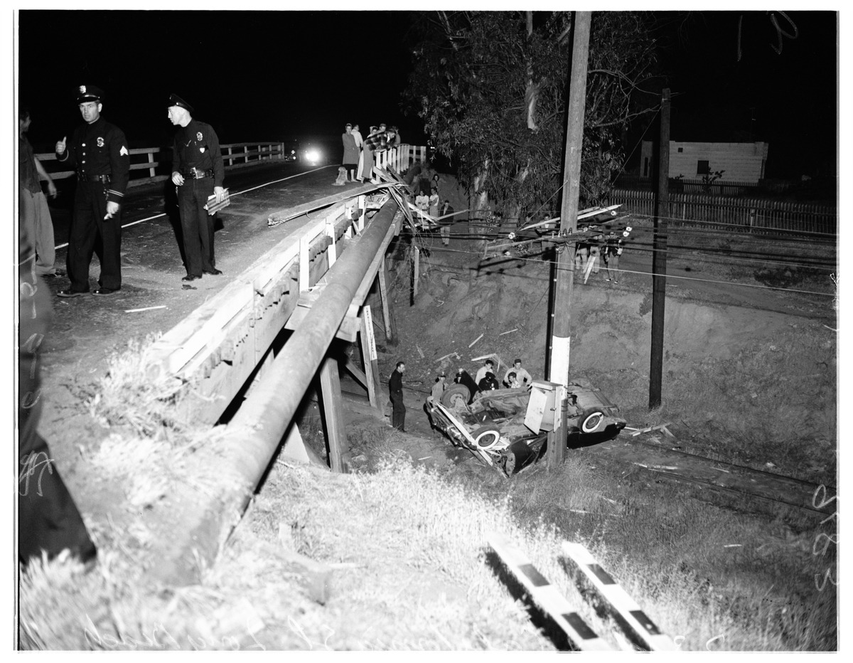 无锡'10·10高架桥侧翻事故': 信息公布与社会关切回应滞后引争议