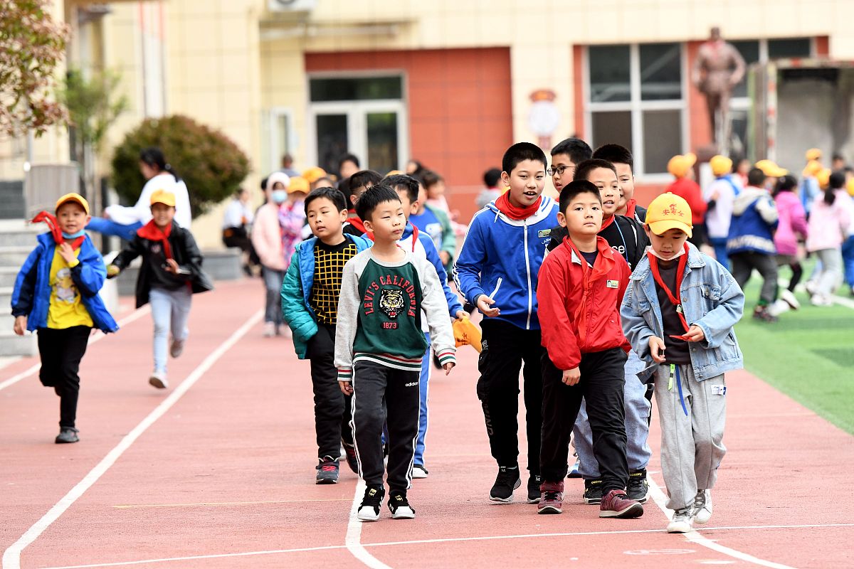 2021年5月11日,山东青岛一所小学正在操场玩耍的小学生.