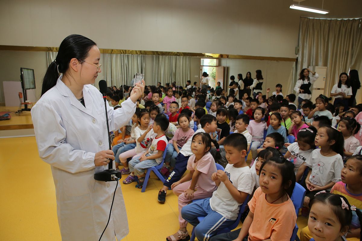 探析幼儿园大班传统节日文化教育：现状、问题与对策