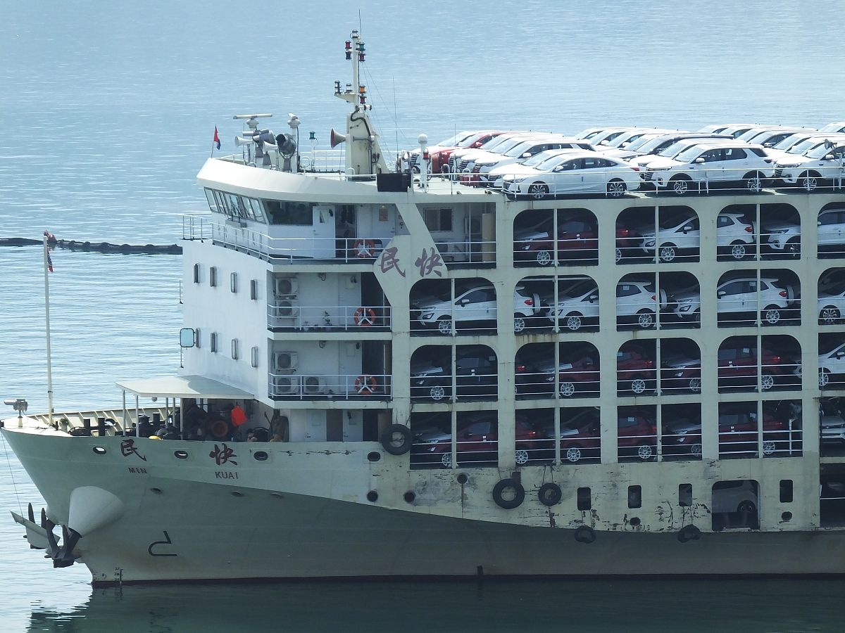 2020年4月29日,湖北宜昌,一艘货轮装载着崭新的商品汽车经过长江三峡