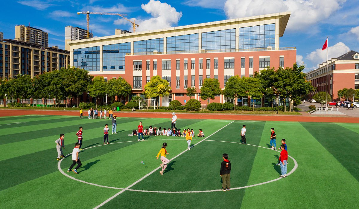 2020年9月27日,江苏省海安市城南实验小学西校区的孩子们在课间快乐地