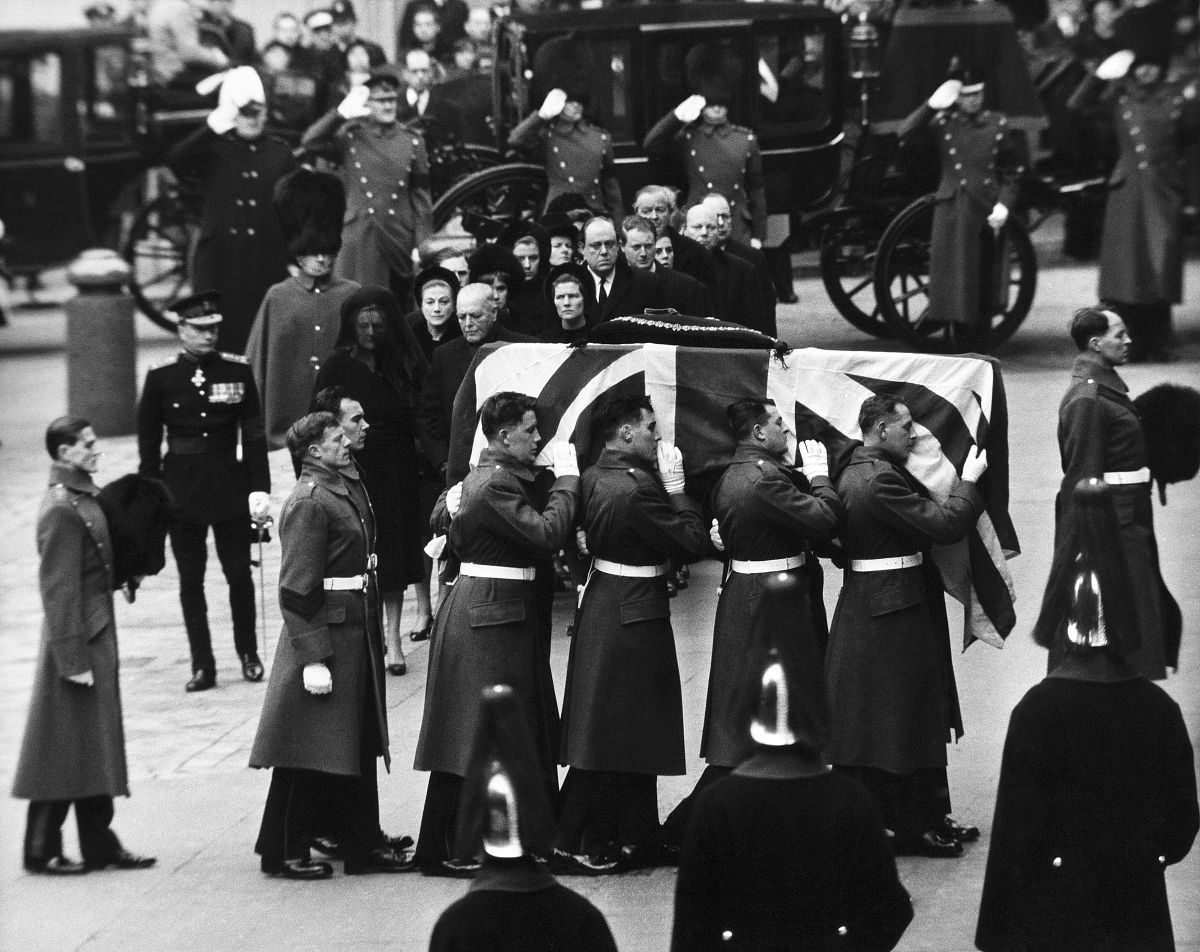 在二战期间英国首相丘吉尔热爱自己的国家坚决反对纳粹但他也强调和平解决问题坚持道义原则不愿意轻易将英国推向战争。