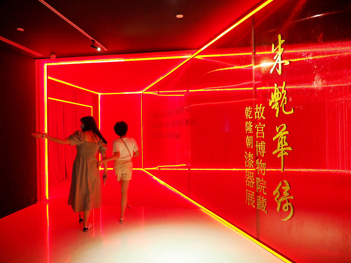 2021年7月11日,北京,观众在嘉德艺术中心参观《朱艳华绮——故宫博物
