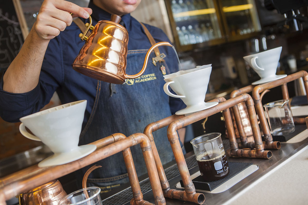 为2023年上海咖啡文化周设想一个主题宣传标语并撰写一段宣传短文案主题宣传标语请使用谐音。本次活动的目的是为了进一步打造新型消费节庆、举办创意文化活动、推动产业能级提升、形成市区联动格局努力将咖啡文化打造成为上海一张新的世界级城市名片。需要涉及到的元素包括上海、生活、新潮流、艺术。作为参考我为你提供往届上海咖啡文化周的主题以及相关文案请借鉴不要抄袭：1、2022年以啡尝上海、不负热爱为主题的202