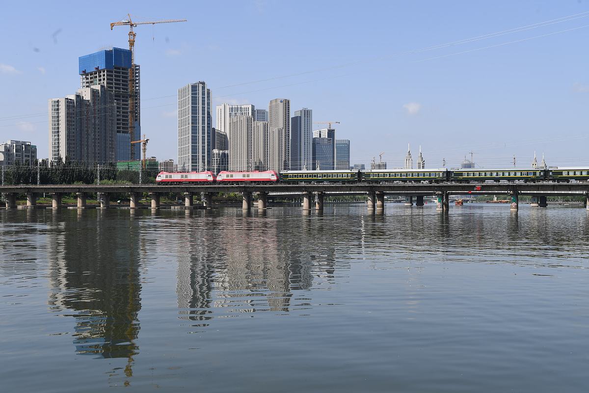 滇南中心城市在实现中存在的问题1城市规划不合理：滇南中心城市的规划存在一些问题包括道路规划不合理、城市布局不合理等导致交通拥堵和城市发展不平衡。2环境污染严重：随着城市化的进程加快滇南中心城市的环境问题也越来越严重包括空气污染、水污染等。3基础设施建设滞后：滇南中心城市的基础设施建设相对滞后包括公共交通、医疗设施、教育资源等影响了城市的发展和居民的生活质量。4人口流动问题：随着城市化的进程加快滇南