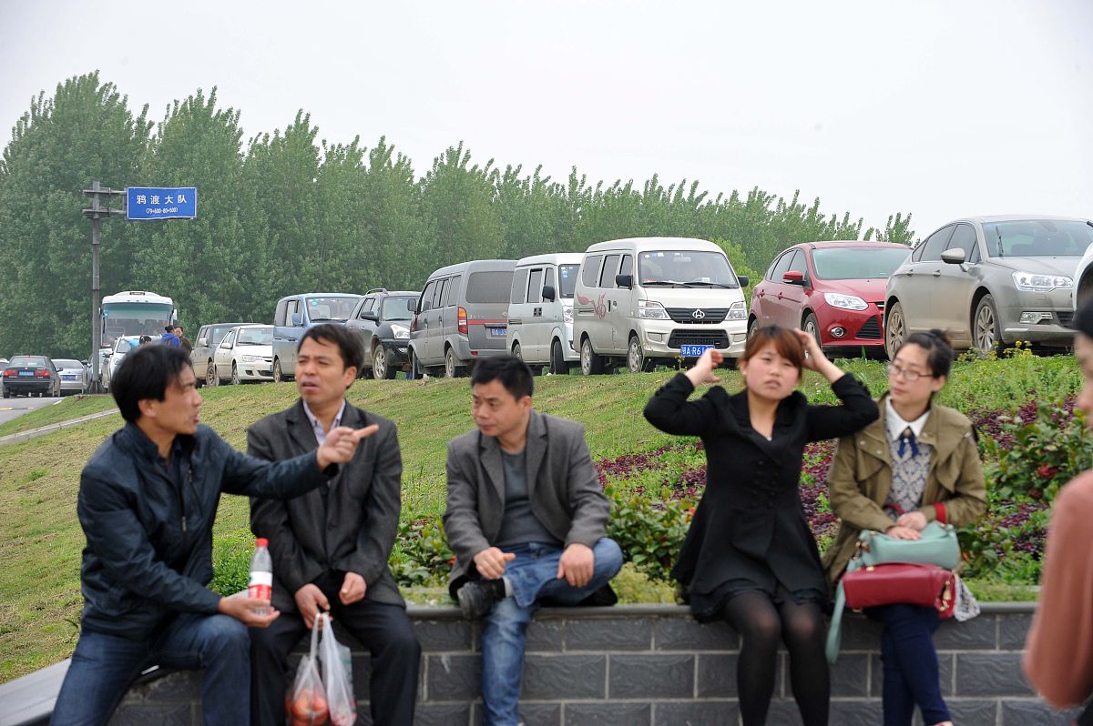 2014年4月13日,不少市民或自驾或跟团来到武汉东西湖石榴红村,享受周