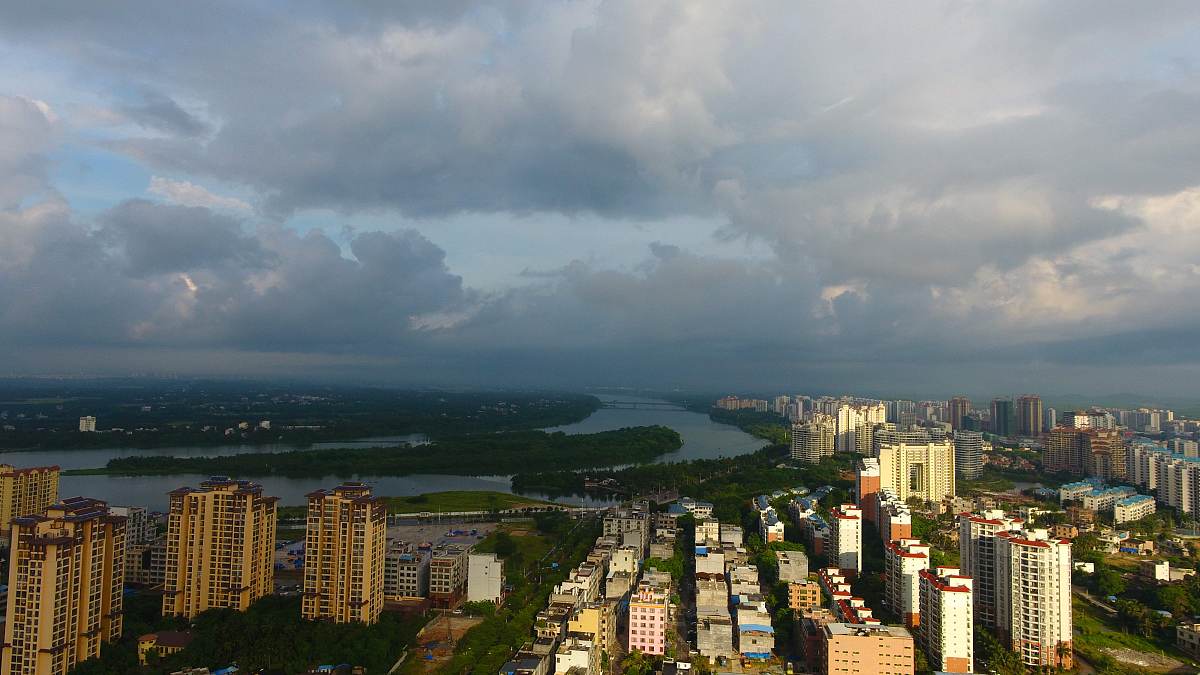 2018年6月8日,海南琼海,航拍的新近建成的商品楼盘.