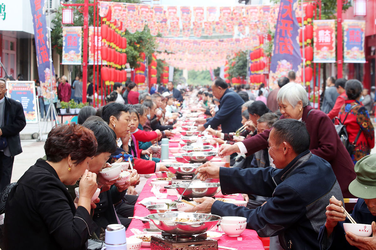 (如需下载使用,请务必署名:杨敏/视觉中国)2020年9月20日,游客在重庆