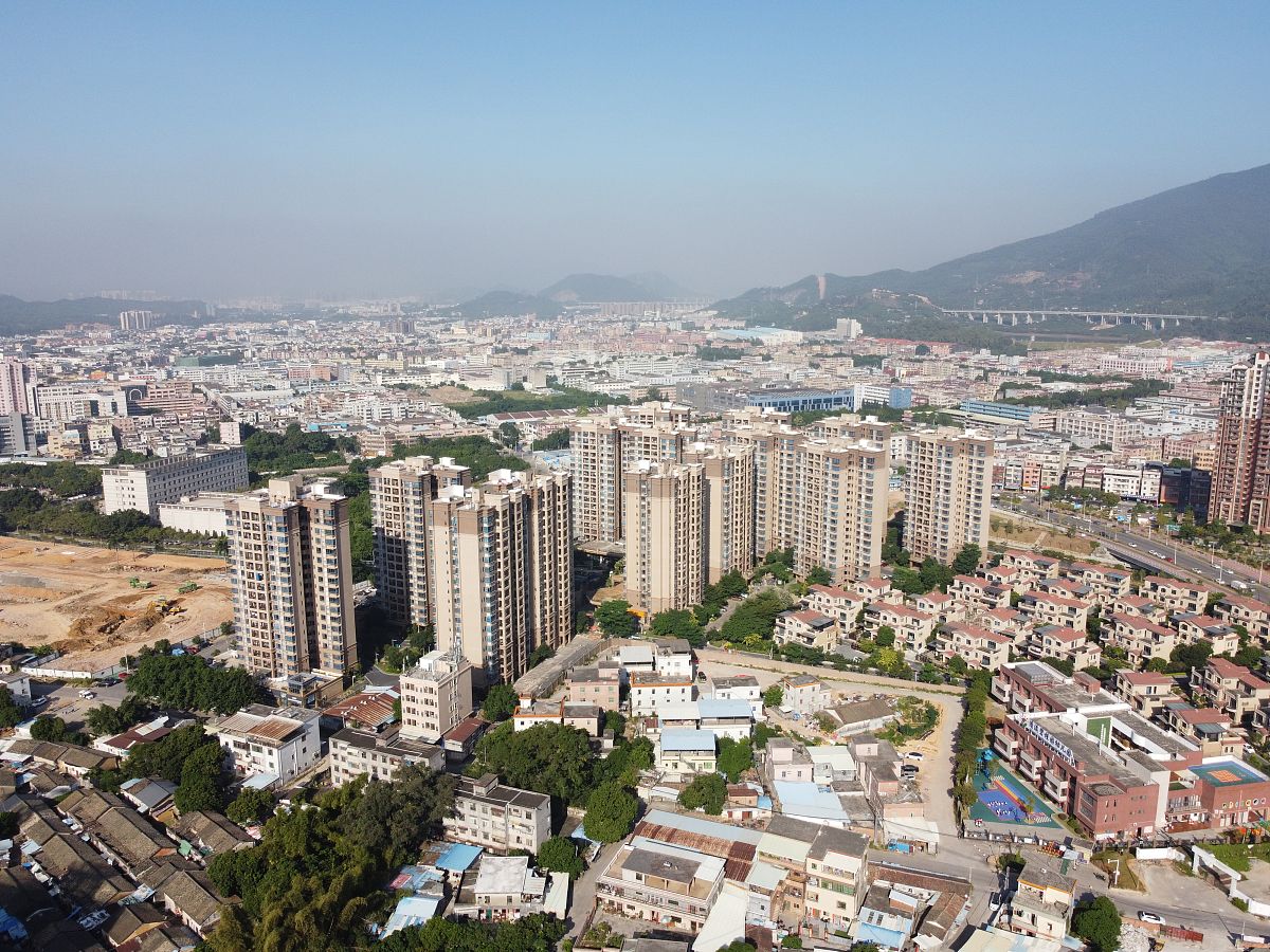 2020年10月26日,航拍广东省东莞市清溪镇城市风光.