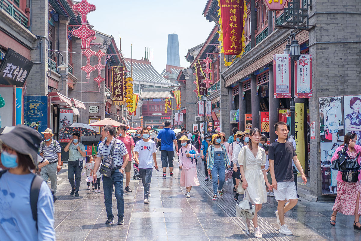 我现在在天津市南开区明天和三年未见的好朋友见面请帮我规划明天一天的行程保证大家玩的开心