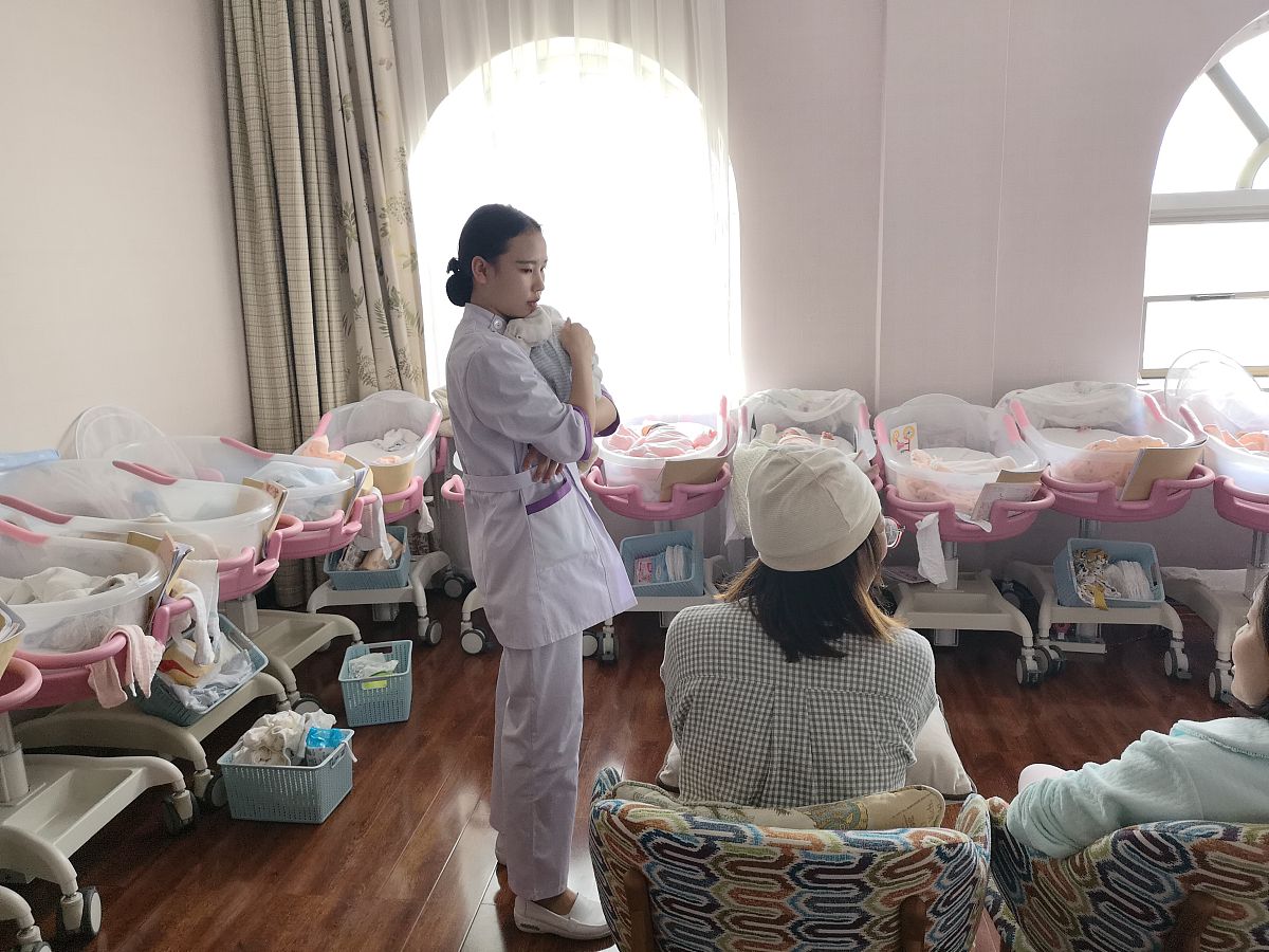 卢姐做的菜也很符合宝妈的口味会菜色搭配。有月子中心工作经验对宝宝照顾很好沟通方面也没有任何问题产妇不能洗澡每天也会烧艾草等中药水给她洗澡。有7年美容养生经验 的月嫂官方评价600字